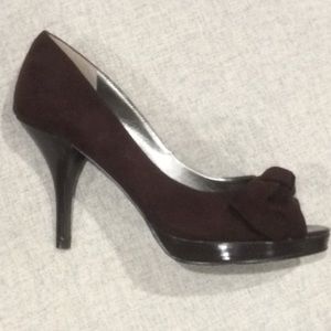 Brown peep toe small platform pumps